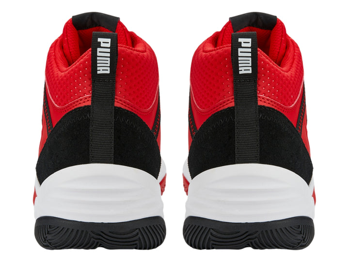 Tenis de baloncesto PUMA en color rojo con suela blanca y detalles en negro.