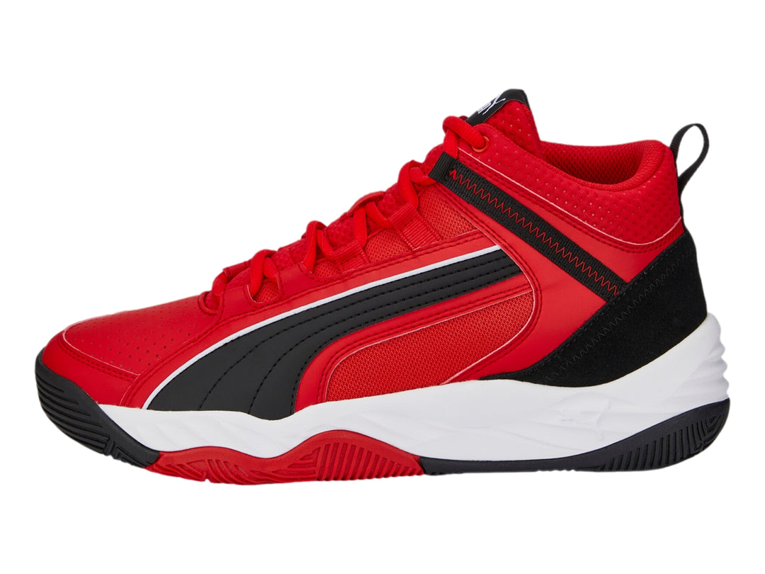 Tenis de baloncesto PUMA en color rojo con suela blanca y detalles en negro.
