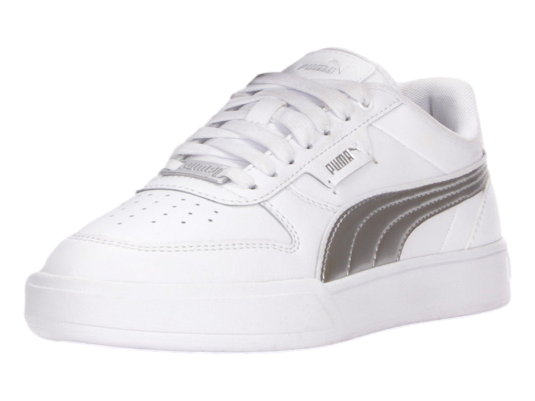 Tenis PUMA blancos con franja lateral plateada metálica y suela blanca.