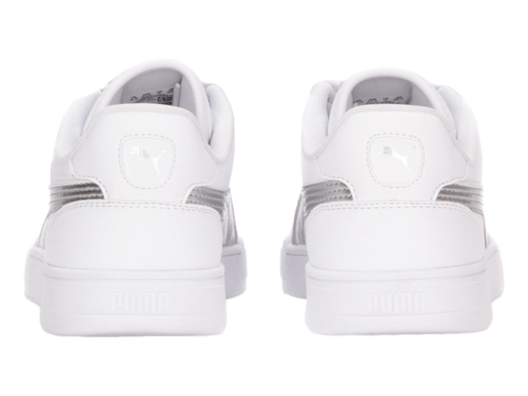 Tenis PUMA blancos con franja lateral plateada metálica y suela blanca.