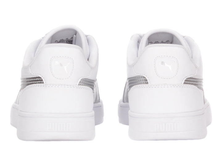 Tenis PUMA blancos con franja lateral plateada metálica y suela blanca.