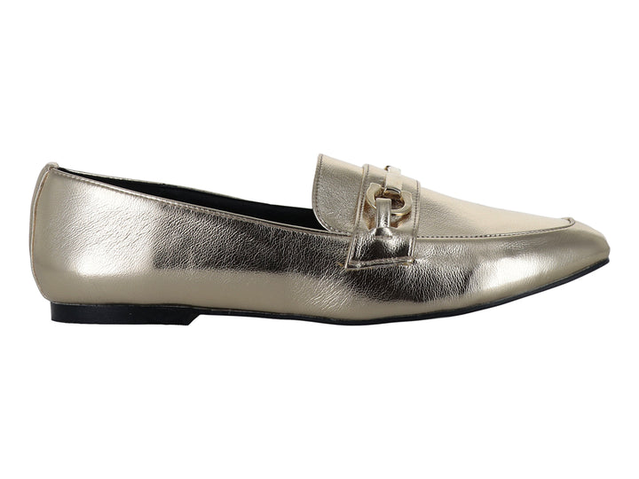Zapato mocasín color oro con acabado metálico brillante y detalle de hebilla.
