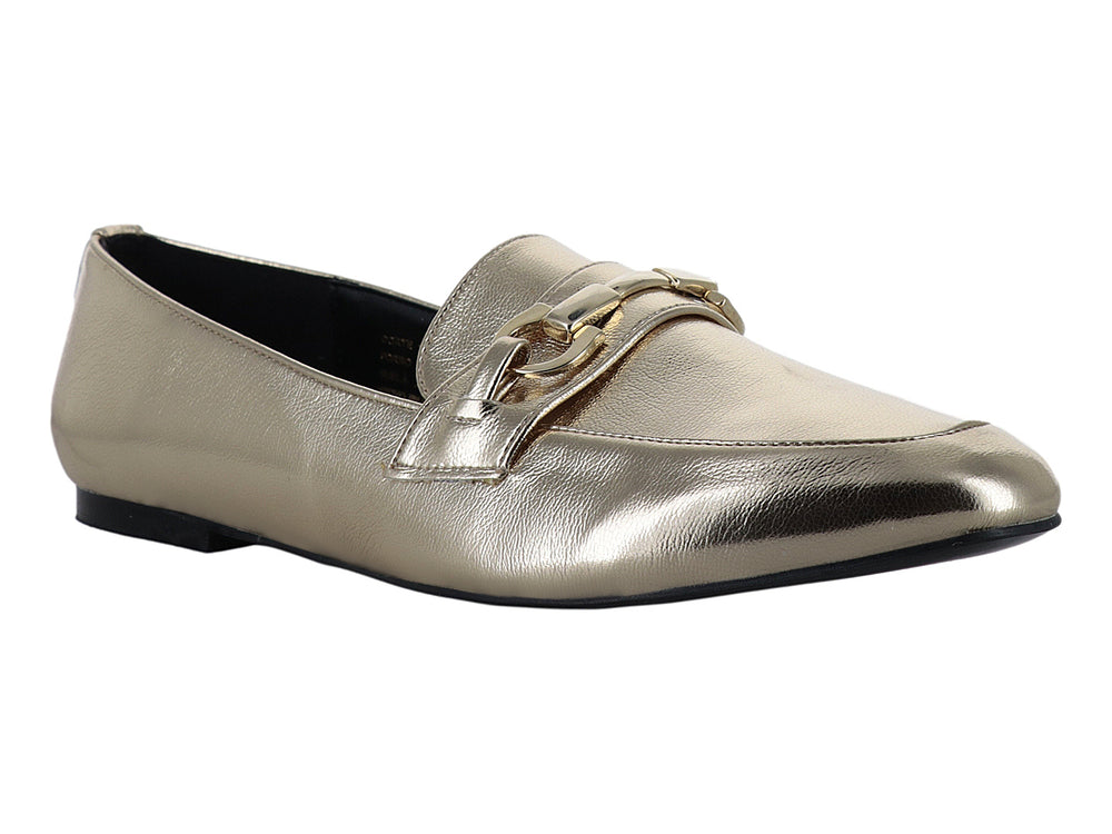 Zapato mocasín color oro con acabado metálico brillante y detalle de hebilla.
