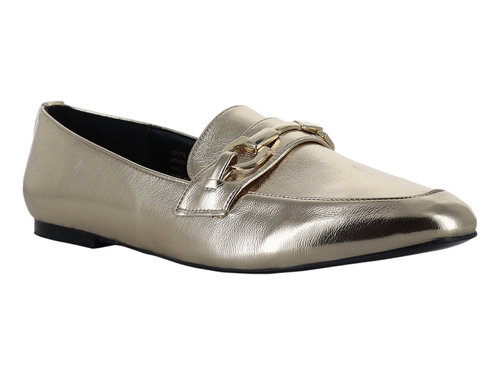 Zapato mocasín color oro con acabado metálico brillante y detalle de hebilla.