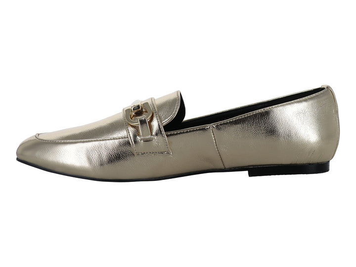 Zapato mocasín color oro con acabado metálico brillante y detalle de hebilla.
