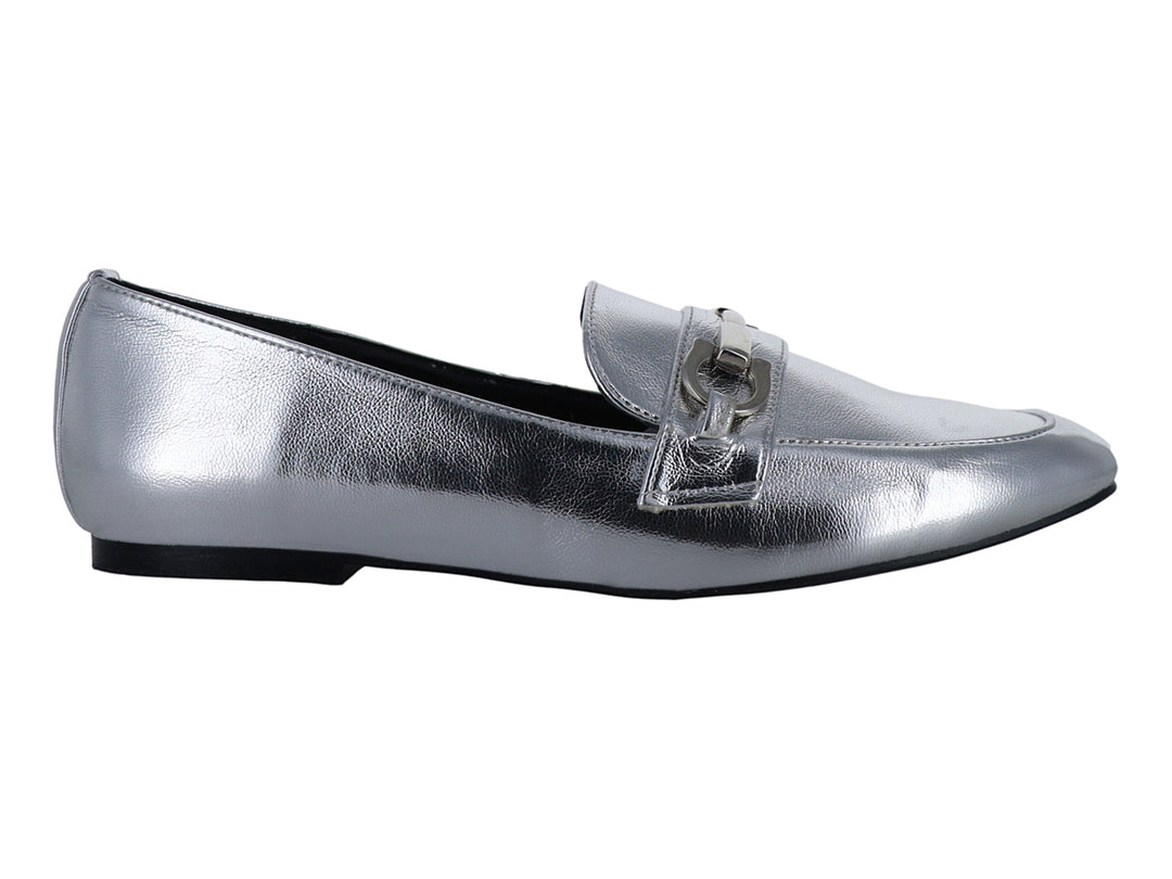Zapato tipo mocasín color plata brillante con detalle metálico en la parte superior y suela negra.