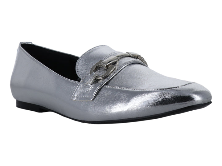 Zapato tipo mocasín color plata brillante con detalle metálico en la parte superior y suela negra.