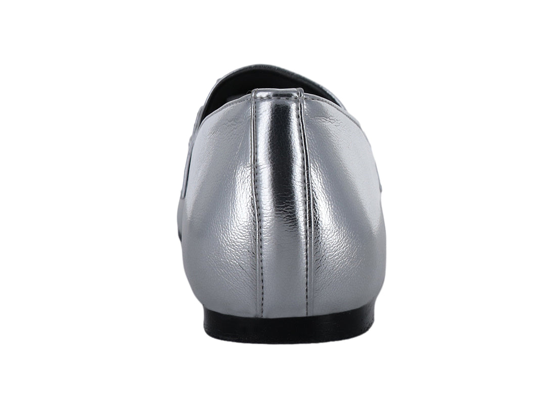 Zapato tipo mocasín color plata brillante con detalle metálico en la parte superior y suela negra.