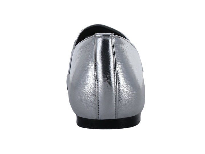Zapato tipo mocasín color plata brillante con detalle metálico en la parte superior y suela negra.