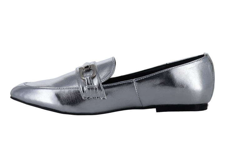 Zapato tipo mocasín color plata brillante con detalle metálico en la parte superior y suela negra.