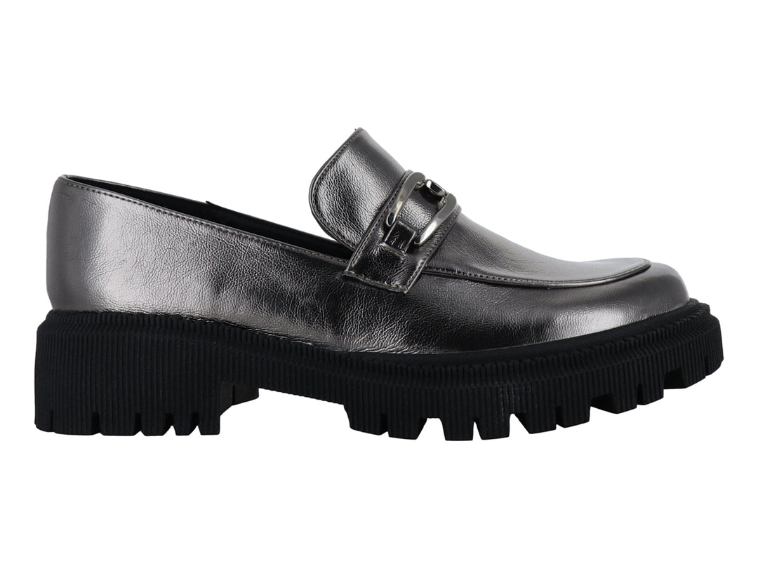 Mocasín plateado metálico con suela track negra gruesa y hebilla decorativa.