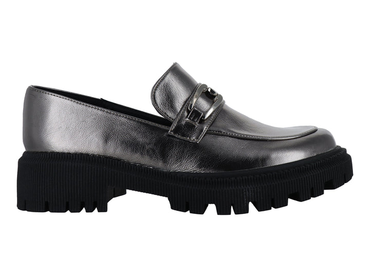 Mocasín plateado metálico con suela track negra gruesa y hebilla decorativa.