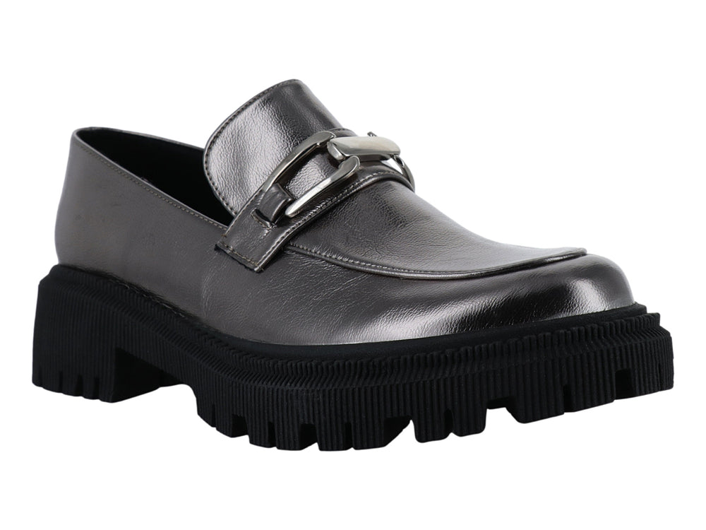 Mocasín plateado metálico con suela track negra gruesa y hebilla decorativa.