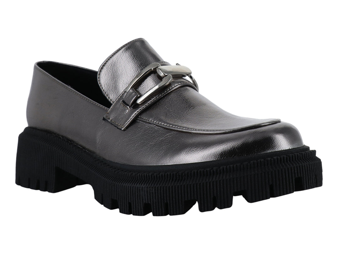 Mocasín plateado metálico con suela track negra gruesa y hebilla decorativa.