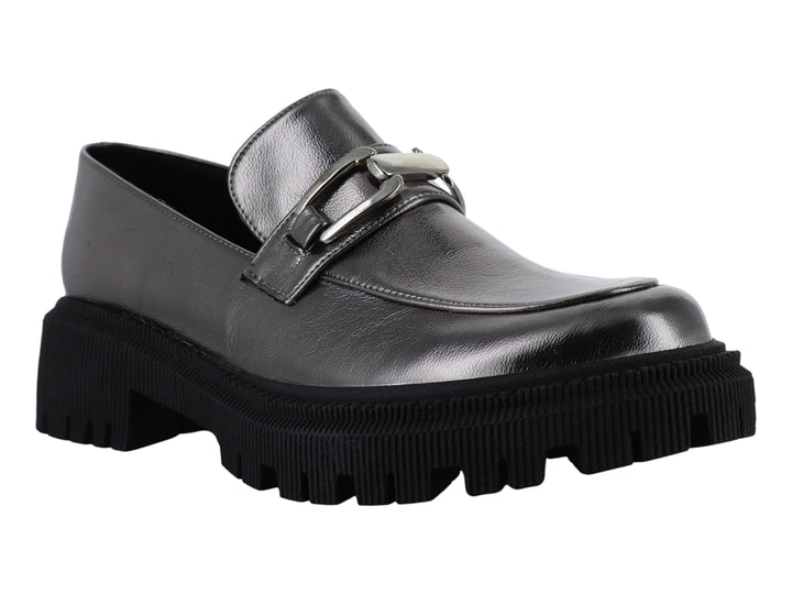 Mocasín plateado metálico con suela track negra gruesa y hebilla decorativa.