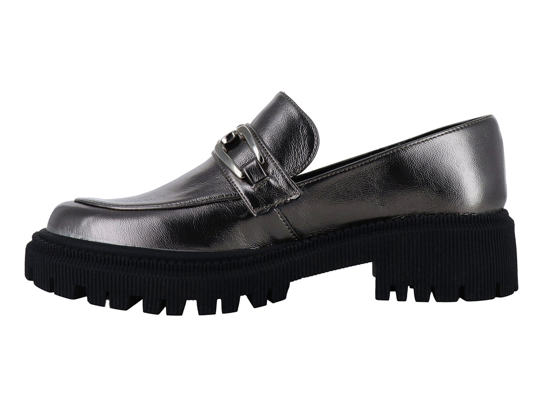 Mocasín plateado metálico con suela track negra gruesa y hebilla decorativa.