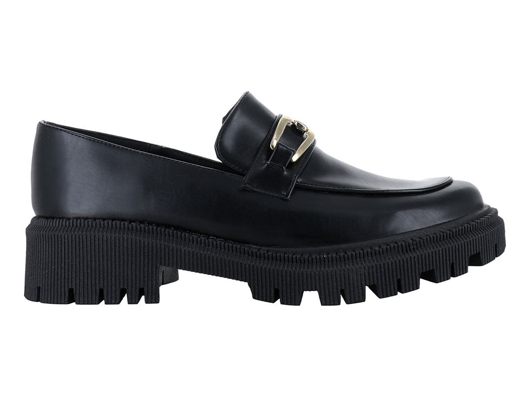 Zapato mocasín negro de cuero con hebilla dorada y suela de plataforma gruesa dentada.