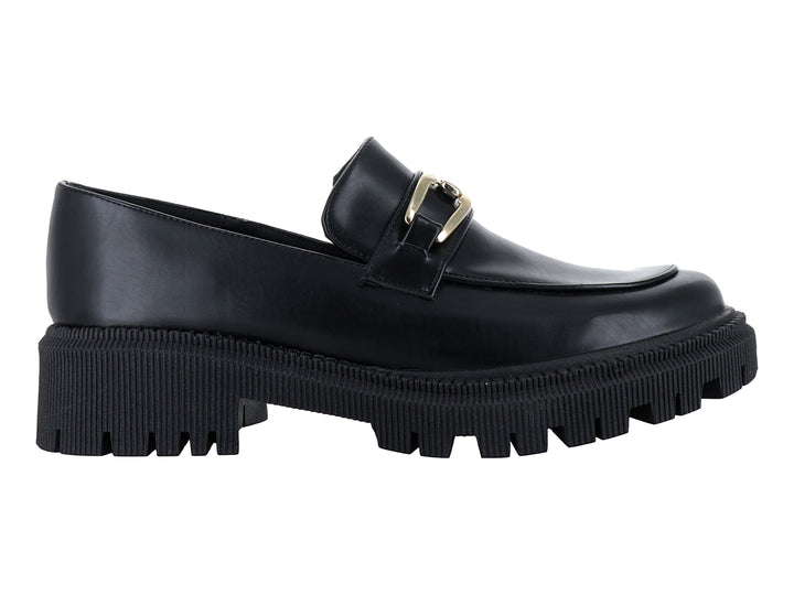 Zapato mocasín negro de cuero con hebilla dorada y suela de plataforma gruesa dentada.