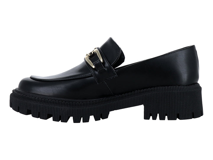 Zapato mocasín negro de cuero con hebilla dorada y suela de plataforma gruesa dentada.