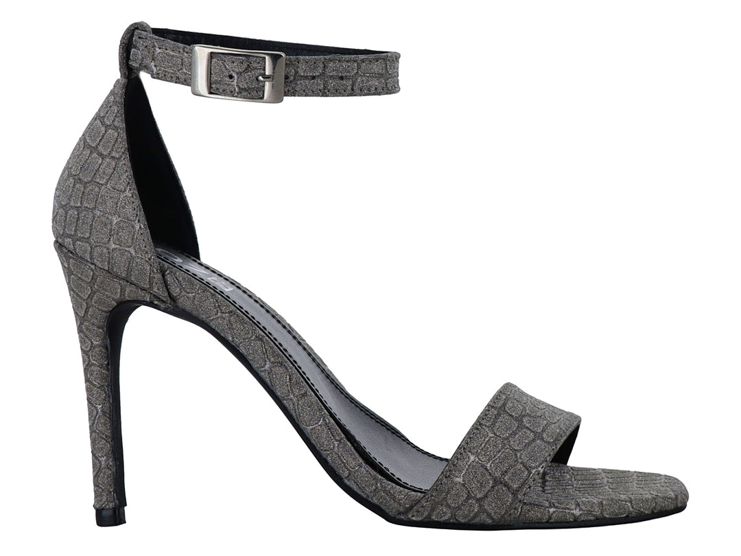 Sandalia elegante para mujer en color gris inox con textura de cocodrilo, tacón alto y correa ajustable al tobillo.