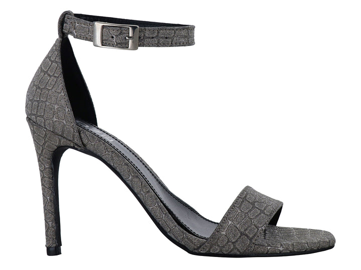 Sandalia elegante para mujer en color gris inox con textura de cocodrilo, tacón alto y correa ajustable al tobillo.