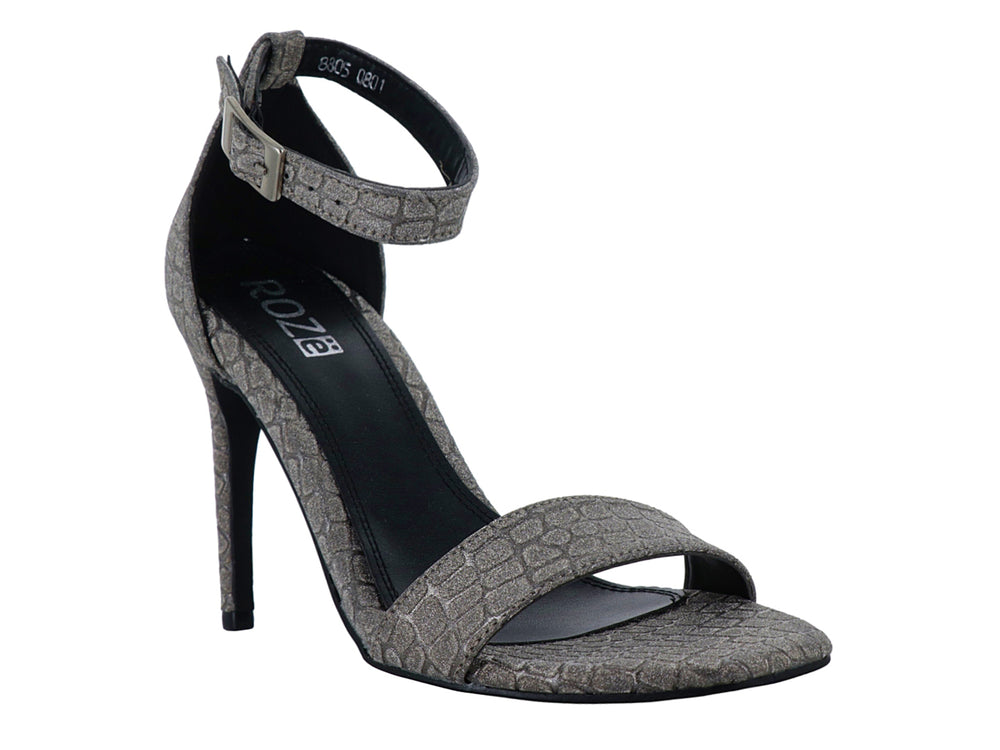 Sandalia elegante para mujer en color gris inox con textura de cocodrilo, tacón alto y correa ajustable al tobillo.