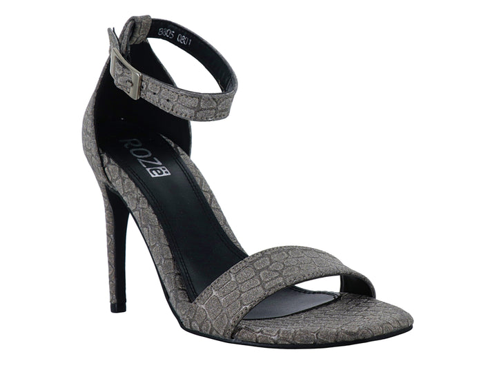 Sandalia elegante para mujer en color gris inox con textura de cocodrilo, tacón alto y correa ajustable al tobillo.
