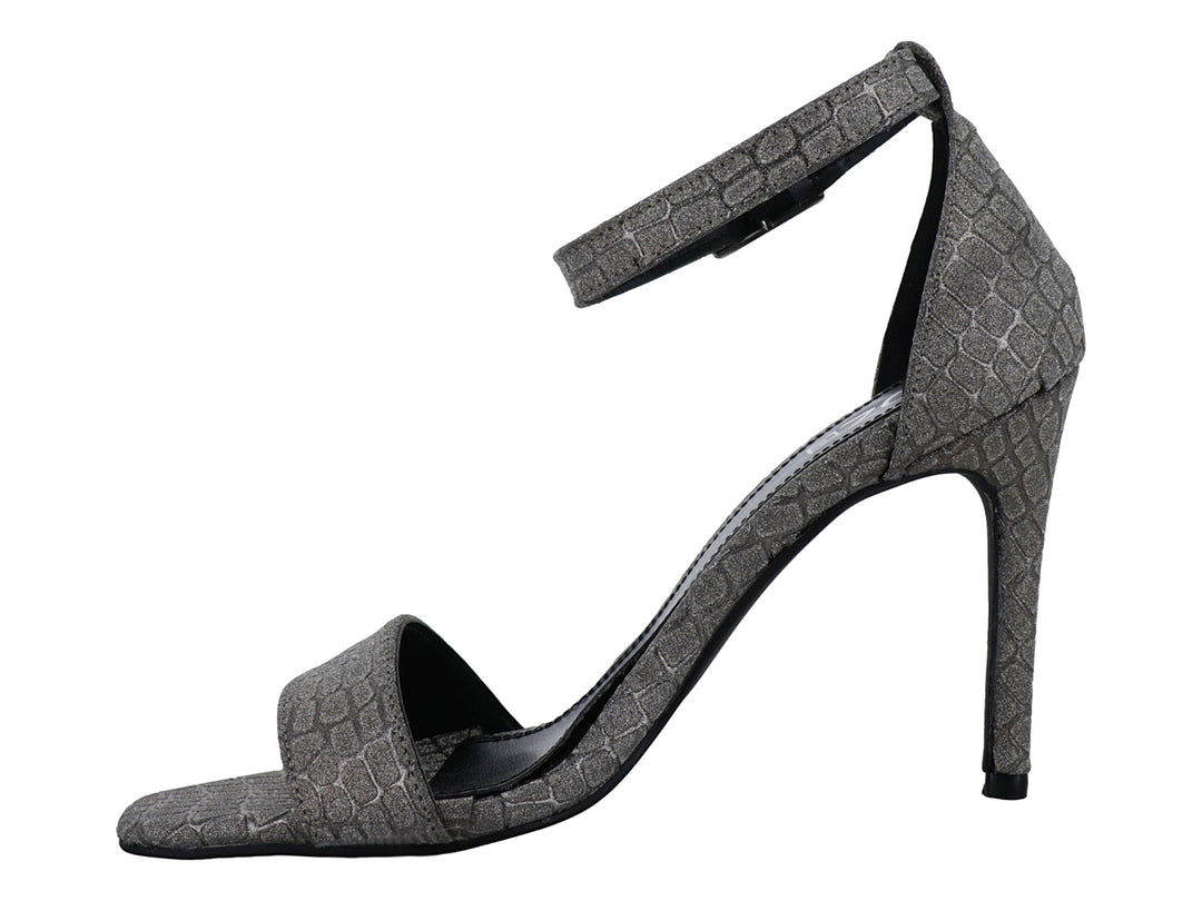 Sandalia elegante para mujer en color gris inox con textura de cocodrilo, tacón alto y correa ajustable al tobillo.