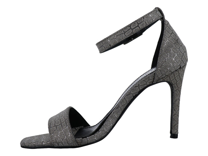Sandalia elegante para mujer en color gris inox con textura de cocodrilo, tacón alto y correa ajustable al tobillo.