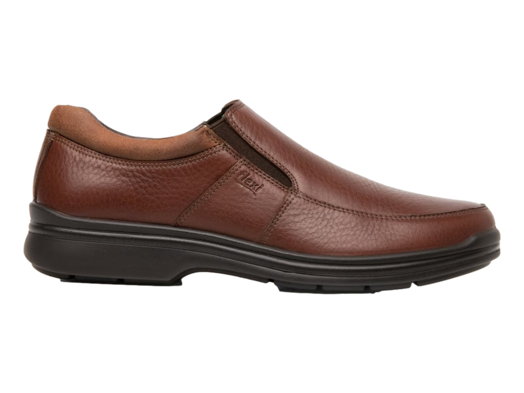 Zapato casual slip-on de cuero color café con suela negra.