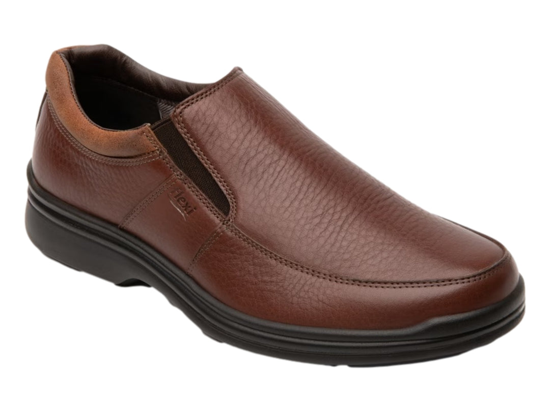 Zapato casual slip-on de cuero color café con suela negra.