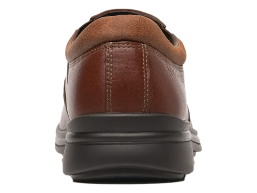 Zapato casual slip-on de cuero color café con suela negra.
