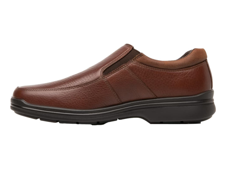 Zapato casual slip-on de cuero color café con suela negra.