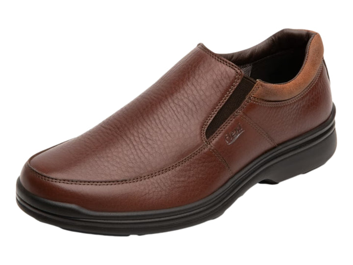 Zapato casual slip-on de cuero color café con suela negra.