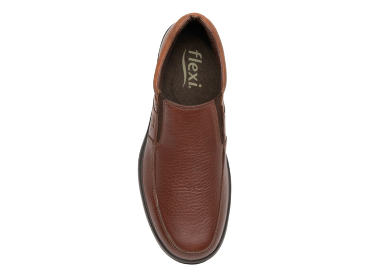 Zapato casual slip-on de cuero color café con suela negra.