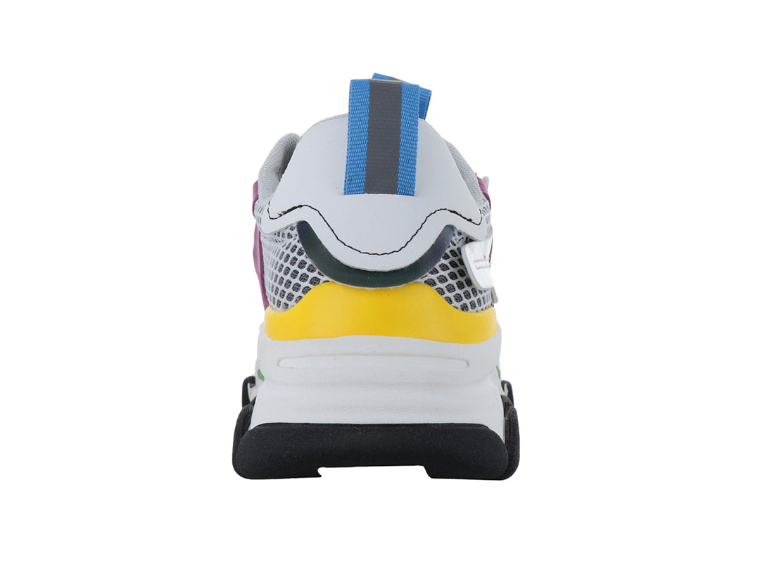 Tenis deportivos infantiles blancos con detalles multicolores y suela robusta negra.