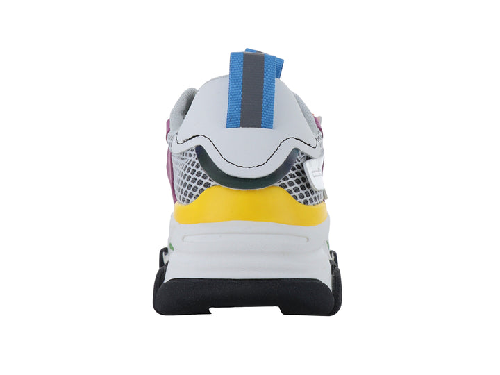 Tenis deportivos infantiles blancos con detalles multicolores y suela robusta negra.