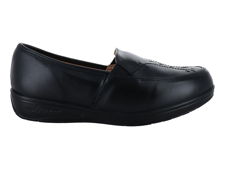 Zapato plano color negro estilo mocasín de la marca Mas Descanso.