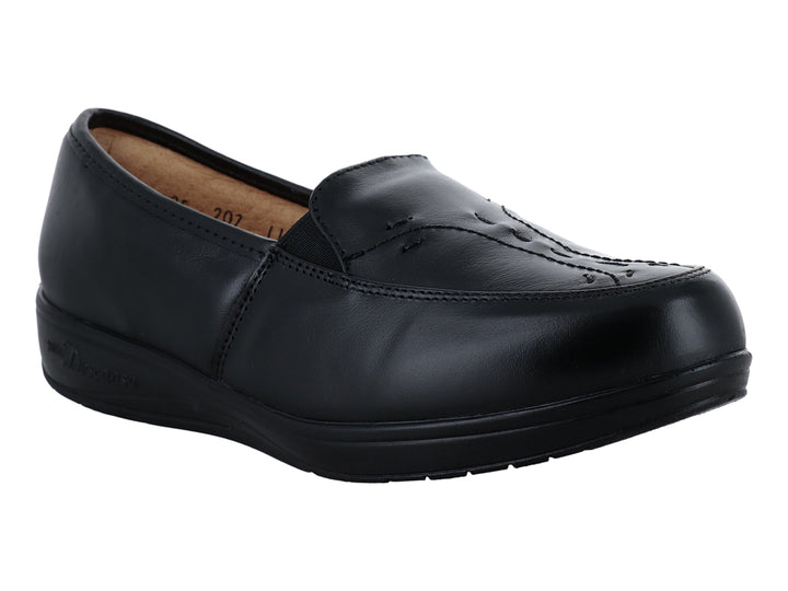 Zapato plano color negro estilo mocasín de la marca Mas Descanso.