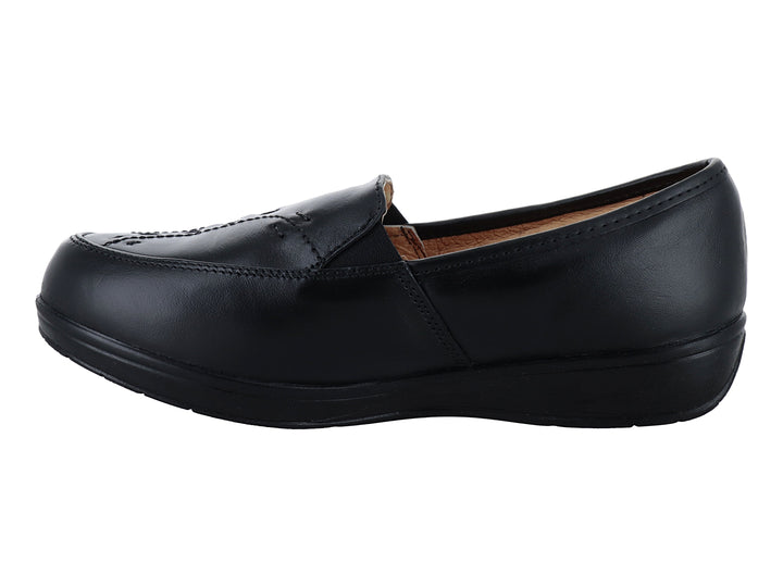 Zapato plano color negro estilo mocasín de la marca Mas Descanso.