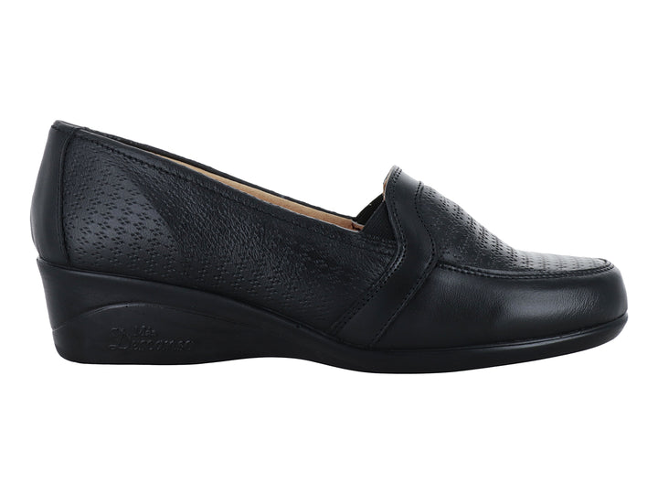 Zapato plano color negro para mujer, estilo slip-on con detalles perforados y suela cómoda.