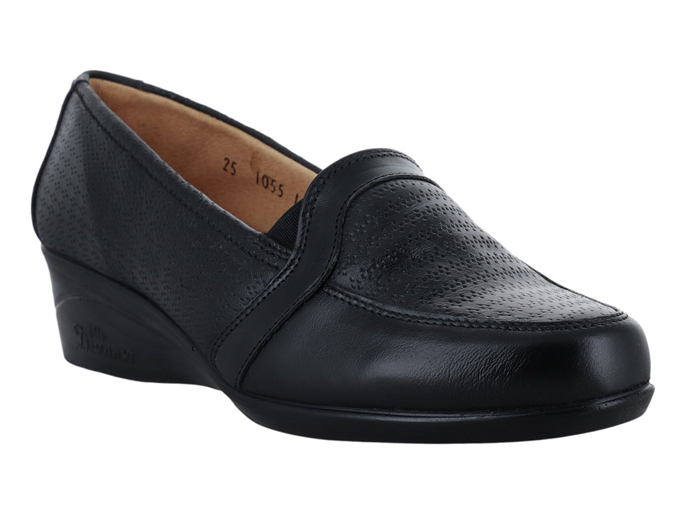 Zapato plano color negro para mujer, estilo slip-on con detalles perforados y suela cómoda.