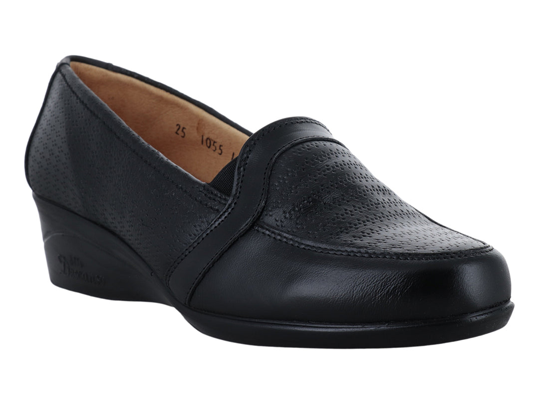 Zapato plano color negro para mujer, estilo slip-on con detalles perforados y suela cómoda.