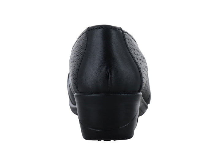 Zapato plano color negro para mujer, estilo slip-on con detalles perforados y suela cómoda.