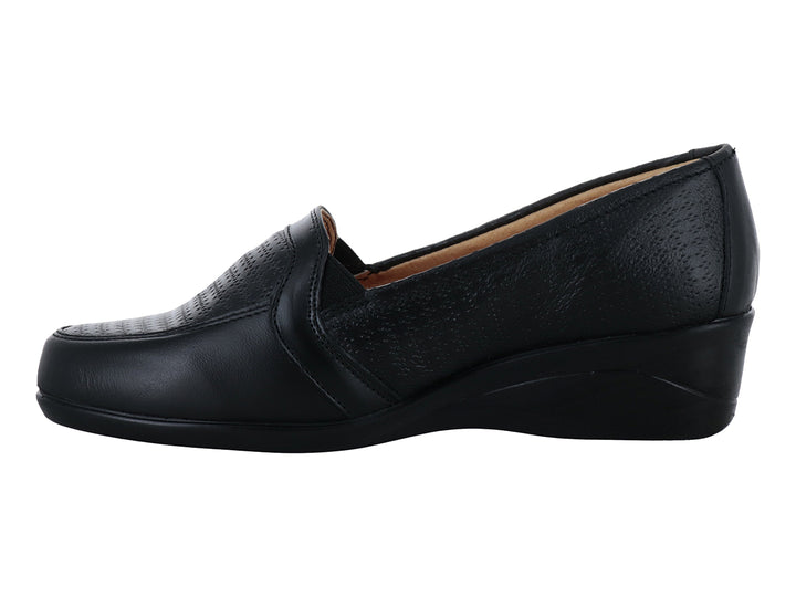 Zapato plano color negro para mujer, estilo slip-on con detalles perforados y suela cómoda.