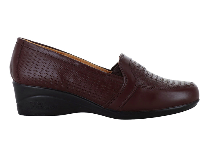 Zapato plano color café con detalles perforados y suela negra para mujer.