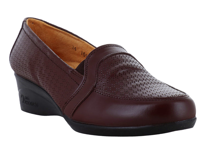 Zapato plano color café con detalles perforados y suela negra para mujer.