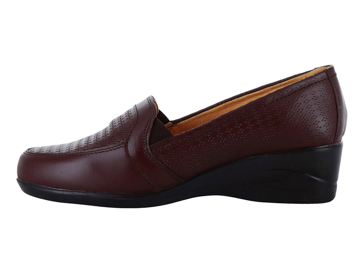 Zapato plano color café con detalles perforados y suela negra para mujer.