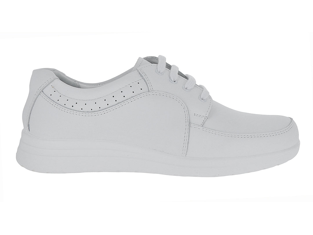 Zapato plano de color blanco con cordones y detalles perforados laterales sobre fondo blanco.