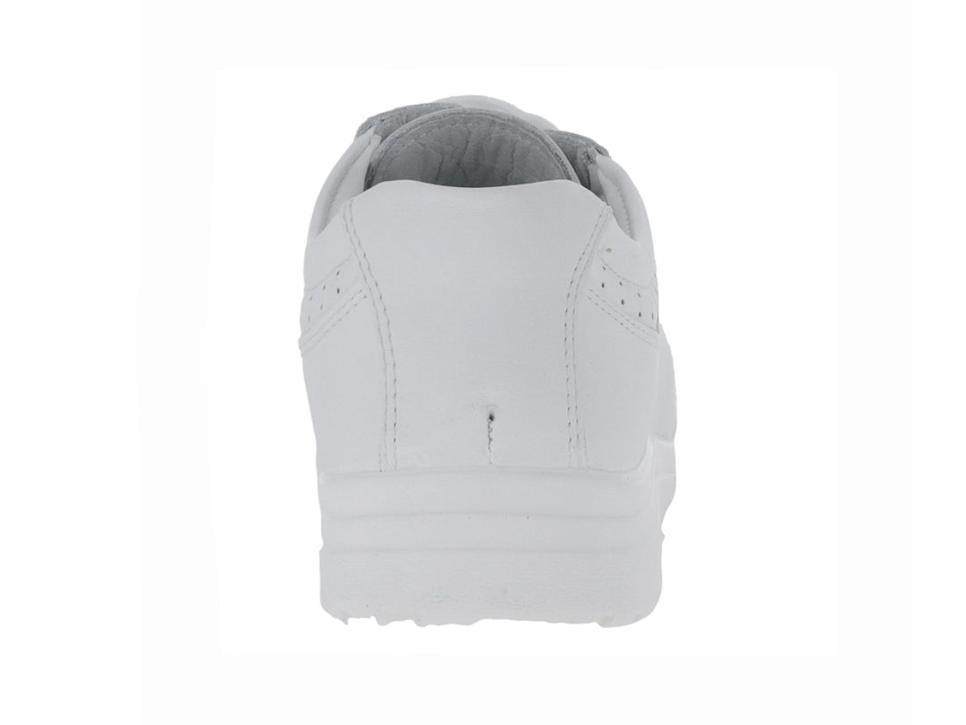 Zapato plano de color blanco con cordones y detalles perforados laterales sobre fondo blanco.